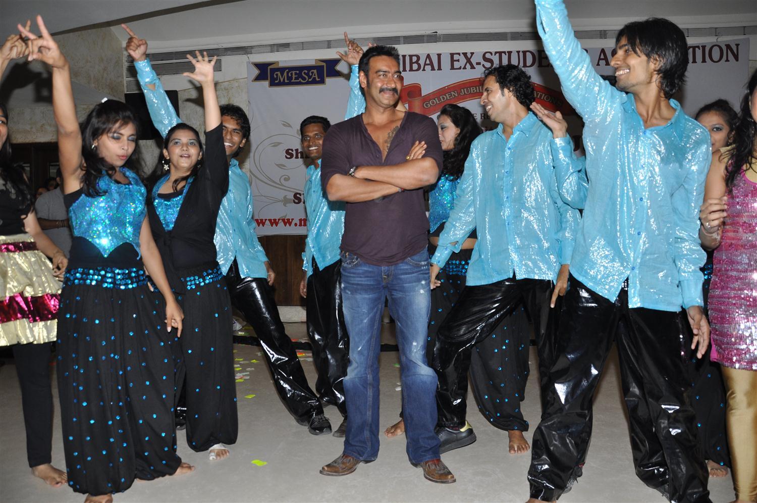 Ajay Devgan being entertained : rediff bollywood photos on Rediff Pages