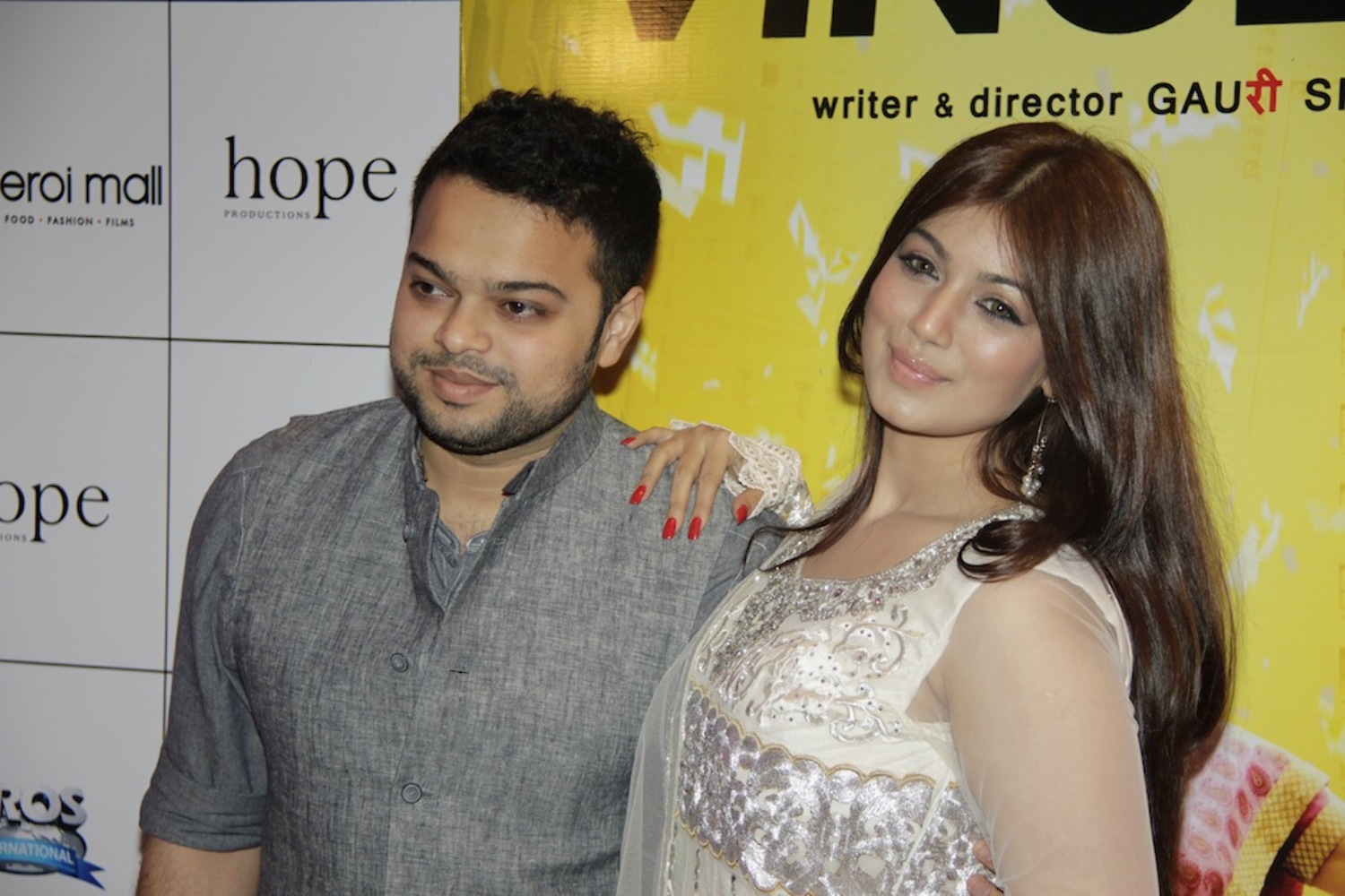 ayesha-takia-with-husband-farhan-azmi-at-grand-premiere-of-film-english