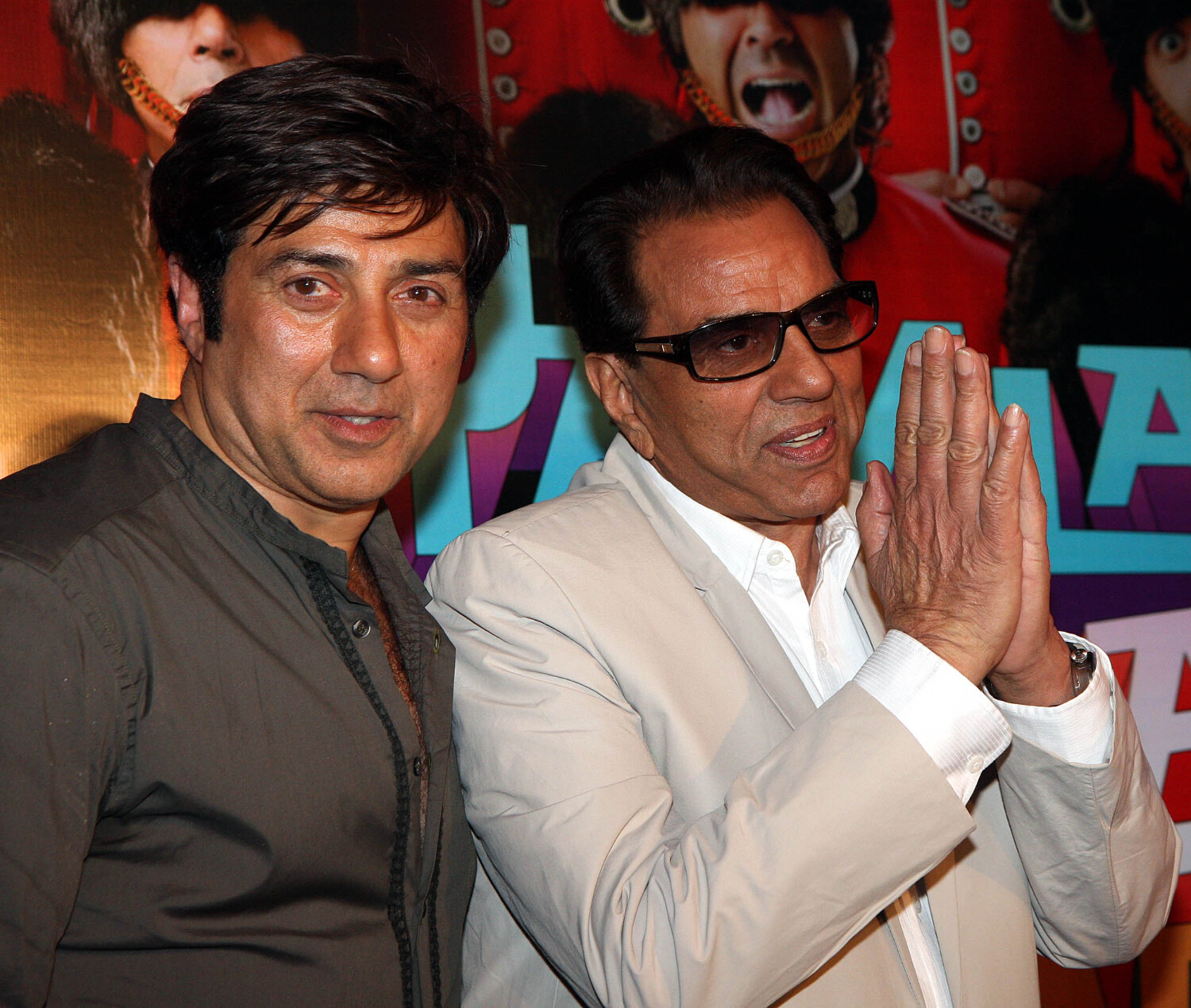 Dharmendra with Sunny Deol at film YAMLA PAGLA DEEWANA 2 first look