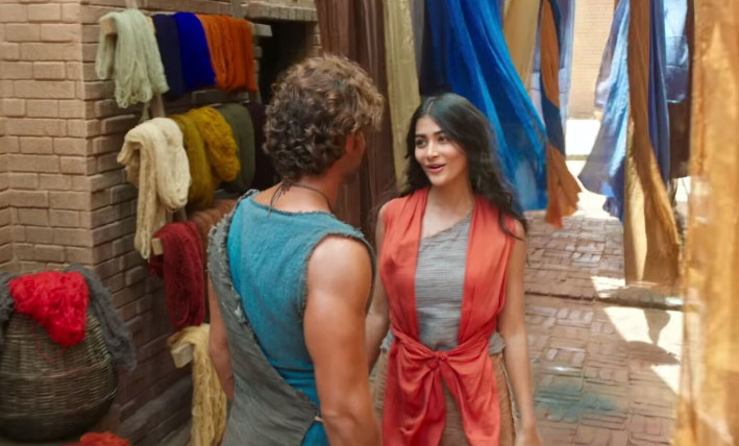 Pooja Hegde Hrithik Roshan MOHENJO DARO Movie Song SARSARIYA Stills 4