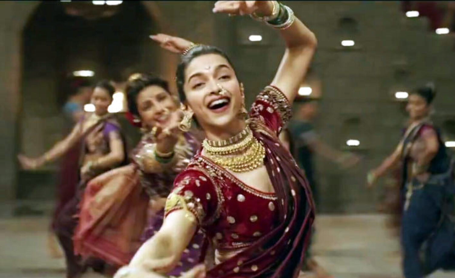 Pinga Song Movie Bajirao Mastani Deepika Padukone an Priyanka Chopra