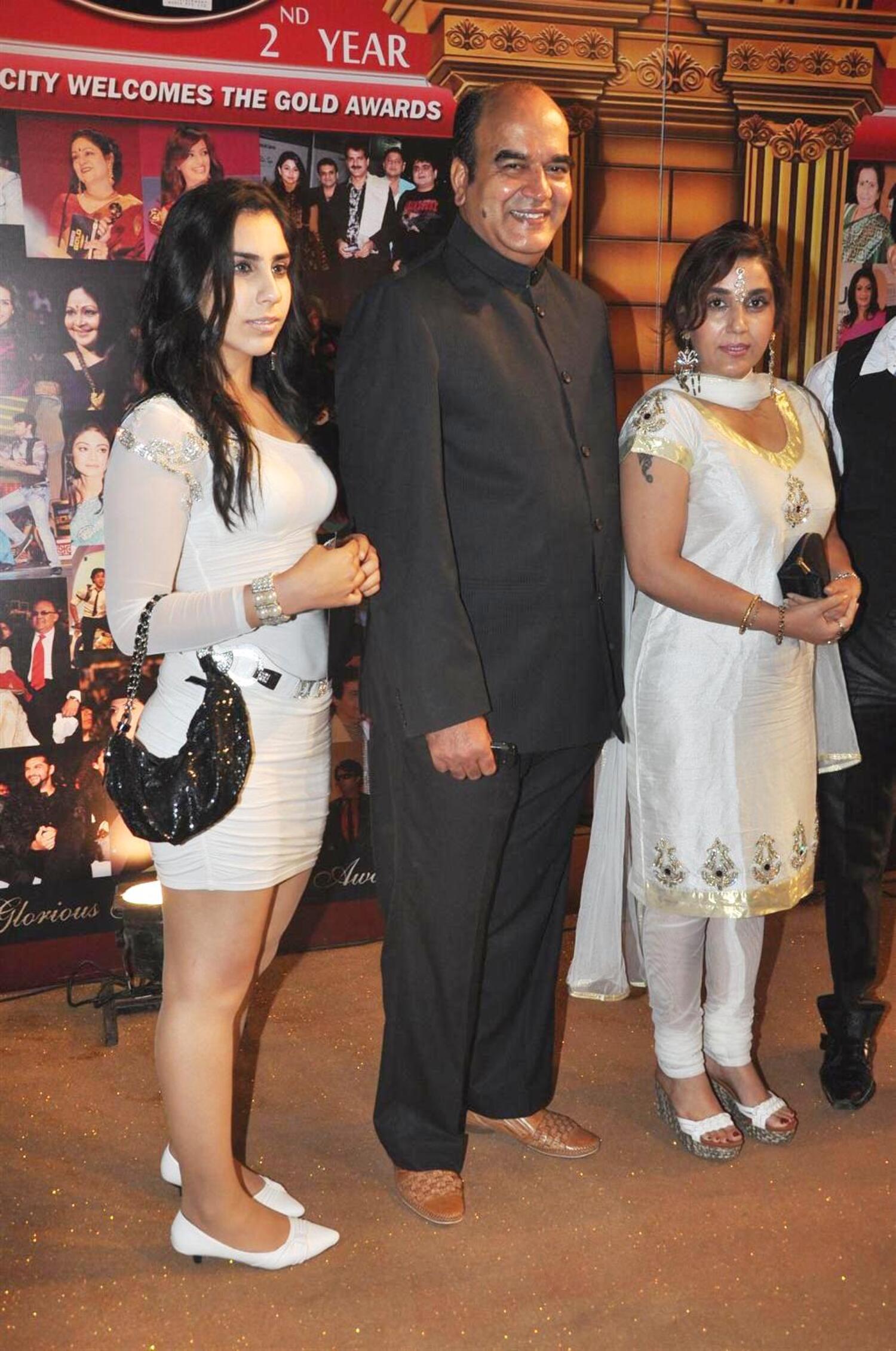 Surendra Pal with his family at 5th Boroplus Gold Awards 2012 at ...